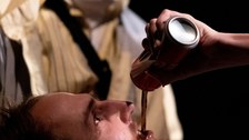 FUGE 89, Premiere, DIE BÜHNE