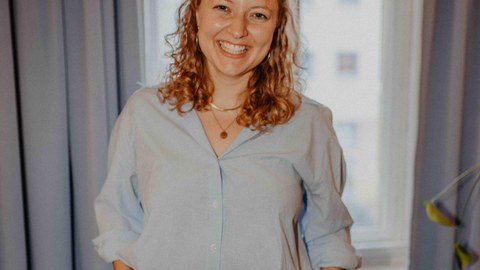 Vivienne Kobel vor einem Fenster
