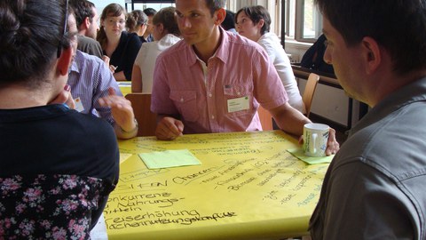  Studierendegruppe in einer Diskussionsrunde