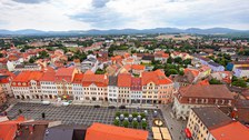 Blick auf das Hauptgebäude des IHI Zittau am Zittauer Markt vom Turm der Johanniskirche. Im Hintergrund ist das Zittauer Gebirge zu erkennen.
