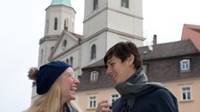 Zwei Studierende vor der Zittauer Johanniskirche