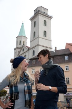 Zwei Studierende vor der Zittauer Johanniskirche