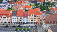 Blick vom Turm der Zittauer Johanniskirche auf den Markt und das Hauptgebäude des IHI Zittau