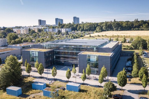Luftaufnahme des Hauptgebäudes der Fakultät Biologie der TU Dresden