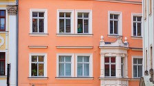 Ansicht des Hauptgebäudes des IHI Zittau. Es ist eine rosa gestrichene Barockfassade.