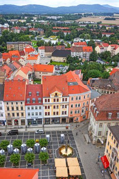 Blick vom Turm der Johanniskirche auf den Zittauer Markt mit den Barockfassaden. Zu sehen ist auch das Hauptgebäude des IHI Zittau