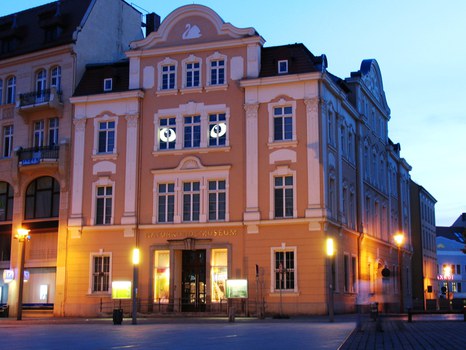 Abendlich erleuchtete Barockfassade des Senckenberg Museums für Naturkunde Görlitz
