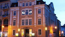 Abendlich erleuchtete Barockfassade des Senckenberg Museums für Naturkunde Görlitz