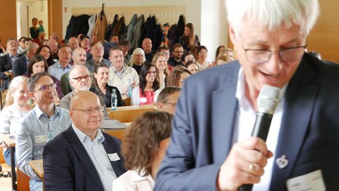 IHI-Direktor Professor Claus begrüßt die Alumni im Hörsaal des IHI Zittau.
