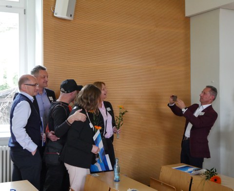 Wiedersehensfreude: Alumni machen ein Gruppenfoto