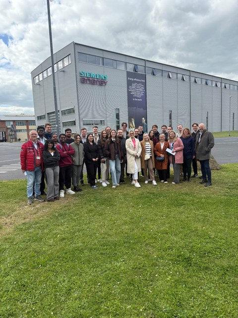 Studierende bei einer Exkursion zum SIEMENS Innovationscampus Görlitz