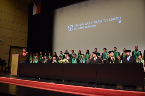 Ceremonial graduation for the double degree at the TU Liberec: The podium of academic dignitaries can be seen, behind them the graduated students.