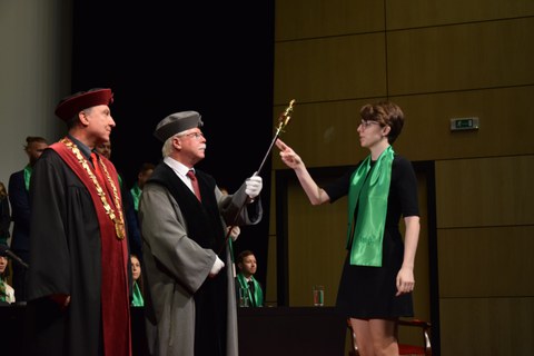 Solemn graudation ceremony for the double degree at the TU Liberec: a student swears the oath on the university scepter.