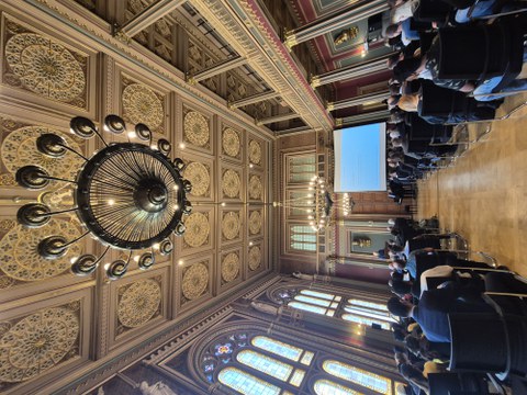 Der prachtvolle Bürgersaal im Zittauer Rathaus. Zu sehen ist das Publikum der Begrüßungsveranstaltung