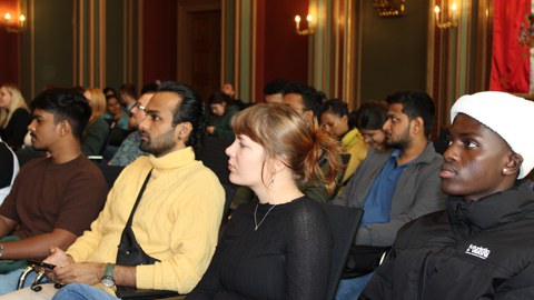 Internationale Studierende im Publikum der Begrüßungsveranstaltung.
