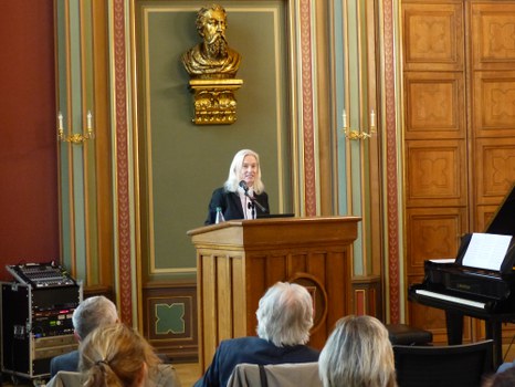 Marion Schmidt, Chief Communications Officer der TU Dresden, begrüßt die neuen Studierenden seitens des Rektorates