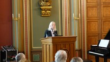 Marion Schmidt, Chief Communications Officer der TU Dresden, begrüßt die neuen Studierenden seitens des Rektorates