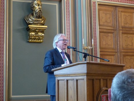 Professor Günther Hasinger erläutert das Konzept für das künftige Deutsche Zentrum für Astrophysik in der Oberlausitz