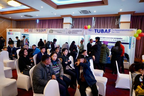 Eindruck von den gut besuchten Ständen auf der 1. Sächsisch-Mongolischen Bildungsmesse in Ulaanbataar