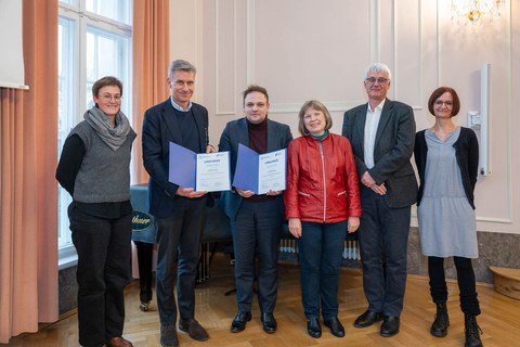 Überreichung des Lehrpreises der Freunde und Förderer der TUD an Prof. Markus Scholz (2. v. l.) und Dr. Benedikt Kapteina (3. v. l.). Rechts daneben GFF-Geschäftsführerin Dr. Undine Krätzig und IHI-Direktor Prof. Thorsten Claus. 
