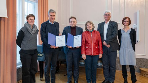 Überreichung des Lehrpreises der Freunde und Förderer der TUD an Prof. Markus Scholz (2. v. l.) und Dr. Benedikt Kapteina (3. v. l.). Rechts daneben GFF-Geschäftsführerin Dr. Undine Krätzig und IHI-Direktor Prof. Thorsten Claus. 