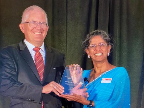 from left, Prof Juergen Czarske receiving the SPIE Award on Optical Metrology from the 2022 SPIE President Anita Mahadevan-Jansen, Vanderbilt University (United States)