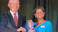 from left, Prof Juergen Czarske receiving the SPIE Award on Optical Metrology from the 2022 SPIE President Anita Mahadevan-Jansen, Vanderbilt University (United States)
