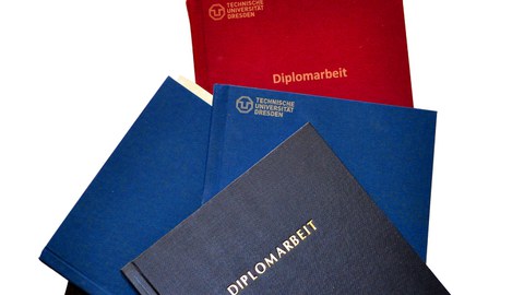 Plakativer Stapel von Diplomarbeiten