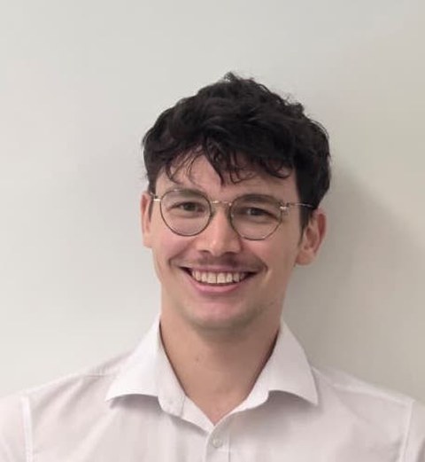 Hannes Gürlich trägt eine Brille und ein weißes Hemd.