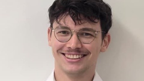Hannes Gürlich trägt eine Brille und ein weißes Hemd.