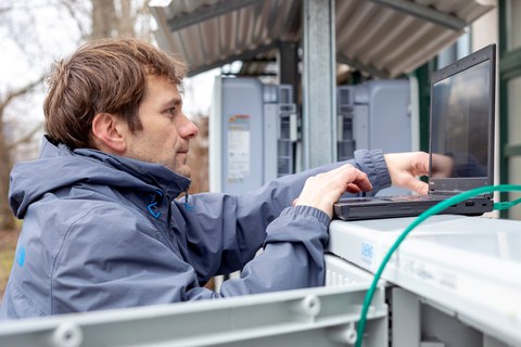Wissenschaftler programmiert den Energiekoppler