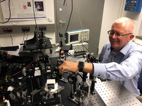 Prof. Czarske im Labor