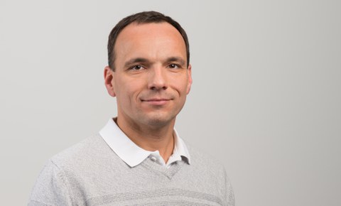 Dr. Sliwinski auf dem grauen Hintergrund 