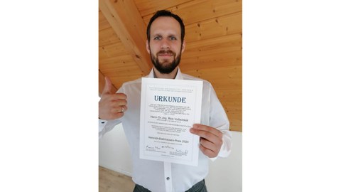 Foto Rick Voßwinkel mit der Urkunde