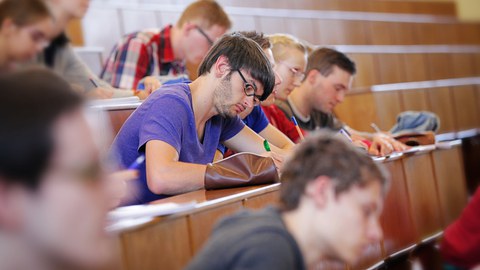 Studierende in einem  Hörsaal.