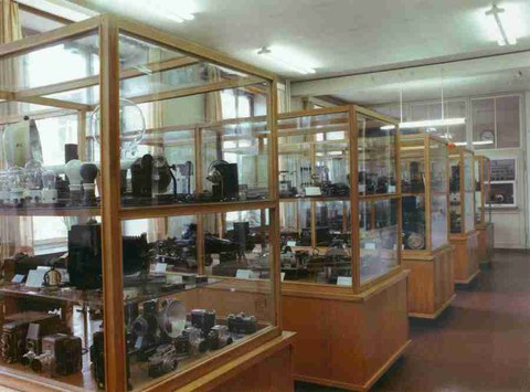 Vitrinen der historischen Sammlung mit Exponaten