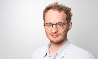 Porträtfoto eines Wissenschaftlers