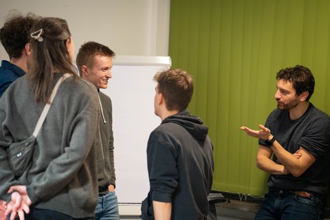 Diskussion im Tagungsraum