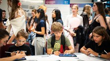 viele Besucher am Stand am IFW