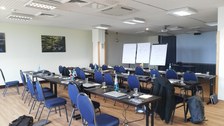 Konferenzraum mit Tischen und Stühlen