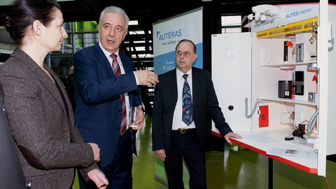 Prof. Kabitzsch, Ministerpräsitent Tillich und Heike Engelien vor dem "Smart-Home" Demonstrator