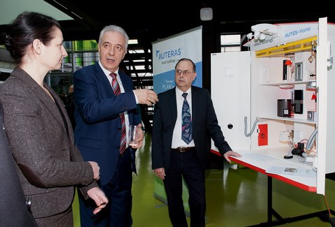 Prof. Kabitzsch, Ministerpräsitent Tillich und Heike Engelien vor dem "Smart-Home" Demonstrator