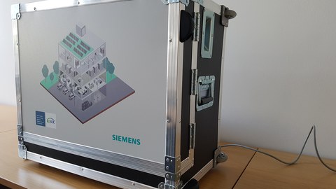 Foto: KNX-Trainingskoffer auf einem Tisch