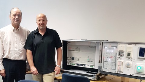 Foto: Günter Birner (Siemens AG) und Prof. Klaus Kabitzsch vor dem KNX-Trainingskoffer