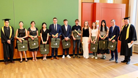 Gruppe von Absolvent:innen mit Studiendekan, Prof. Jerónimo Castrillón und Zeremonienmeister Prof. Uwe Aßmann