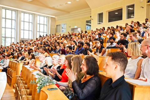 Blick auf die Absolventinnen und Absolventen mit ihren Gästen im Schönfeldhörsaal