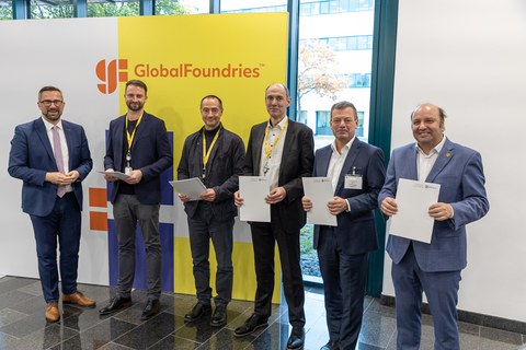 Staatsminister Martin Dulig überreicht symbolisch den Fördermittelbescheid für das Verbundprojekt Lotse in den Räumen von GlobalFoundries