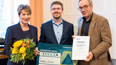 Verleihung des Commerzbank-Preises an Dr. Wolfgang Büschel am 25.10.2025, vlnr: Alice Neumann, Dr. Wolfgang Büschel, Jan Gerken