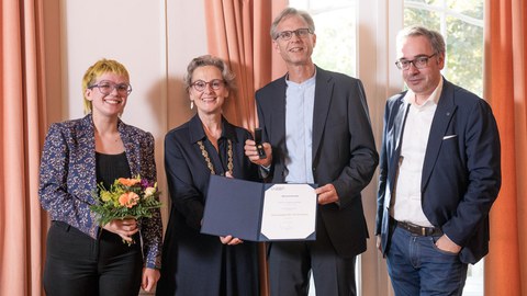 v.l.n.r. Helene Müller, Rektorin, Prof. Dr. Stefan Gumhold, Kanzler zur Verleihung der Ehrennadel der TU Dresden
