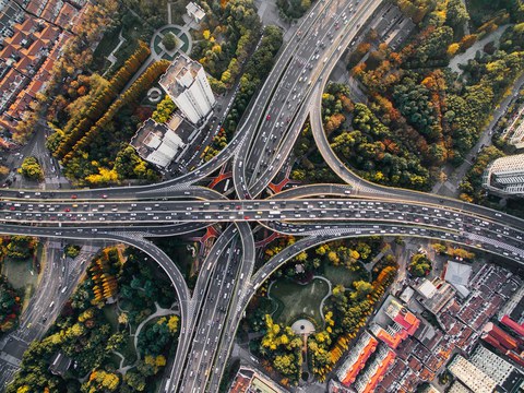 Luftansicht Autostraßen mit vielen Fahrzeugen